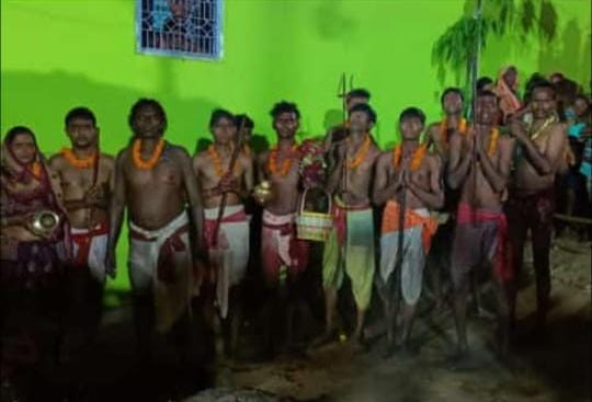 अनोखी प्रथा : झारखंड में यहां धधकती आग के अंगारों पर करते चहलकदमी
