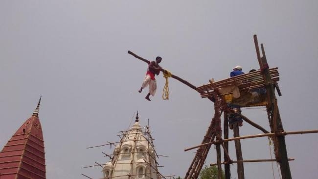 चरक पूजा :  झारखंड में यहां अपने अंगों में कील घुसा कर महादेव की करते अराधना