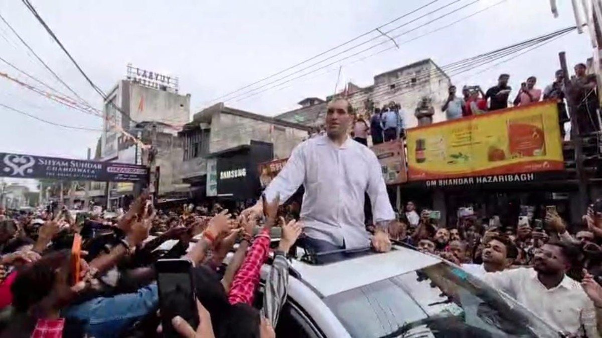 हजारीबाग में द ग्रेट खली का क्रेज, एक झलक पाने के लिए उमड़ी भीड़, सेल्फी और हाथ मिलाने को बेताब दिखे प्रशंसक