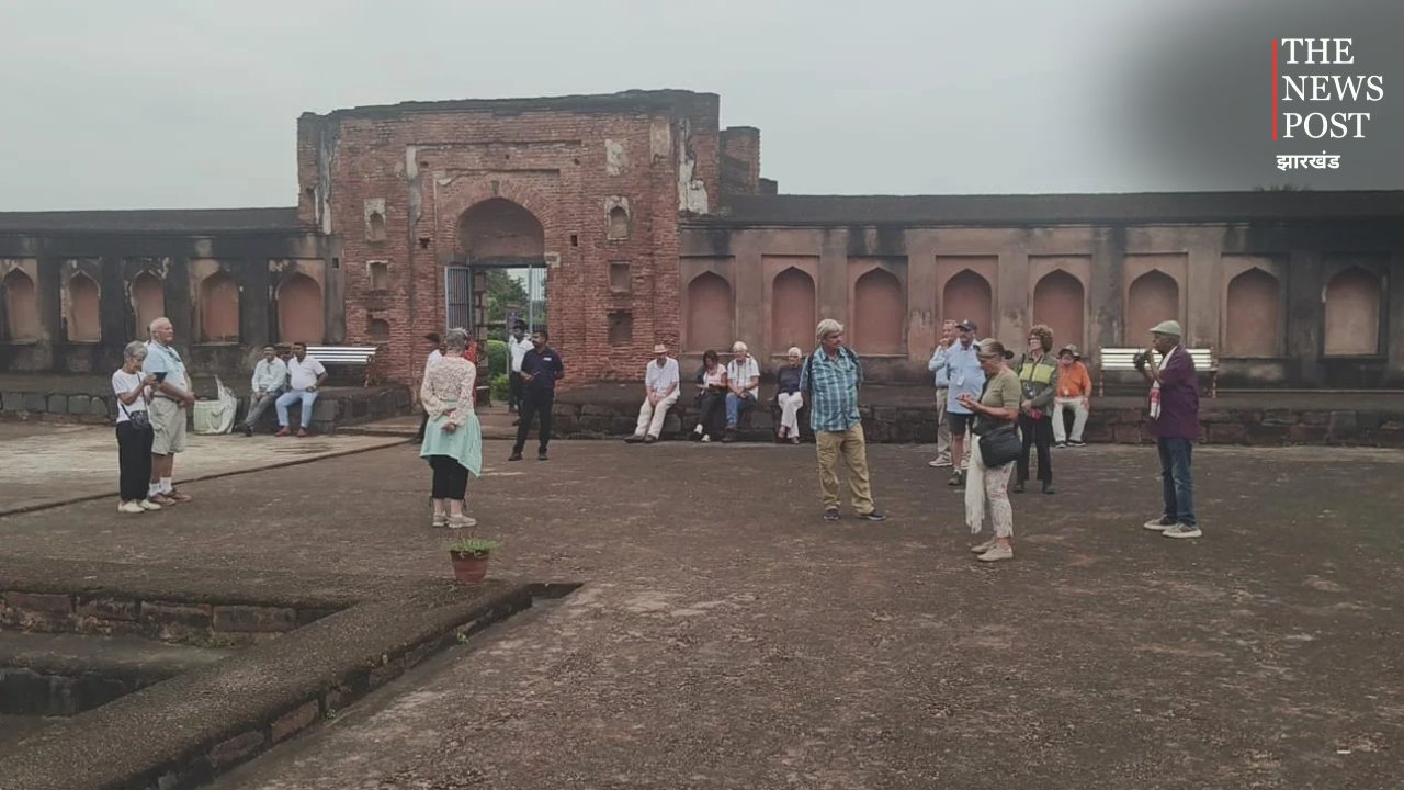 विदेशी पर्यटकों से गुलजार हुई मंगलहाट की ऐतिहासिक धरोहर, मोती झरना की खूबसूरती देख मंत्रमुग्ध हुए सैलानी