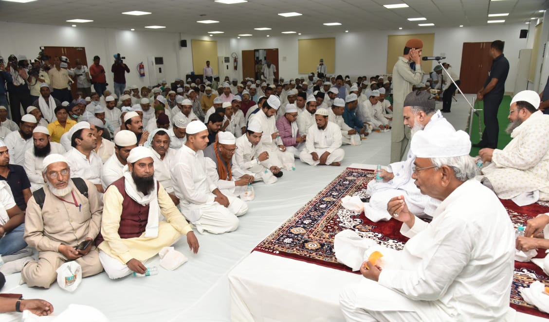 सीएम नीतीश कुमार ने अपने आवास पर दी इफ्तार पार्टी, पक्ष-विपक्ष के कई नेता हुए मौजूद  