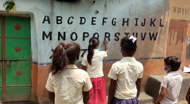 कोरोना काल में दुमका के शिक्षक ने पेश की मिसाल ,बच्चों को पढ़ाने के लिए खोजी अनोखी तरकीब