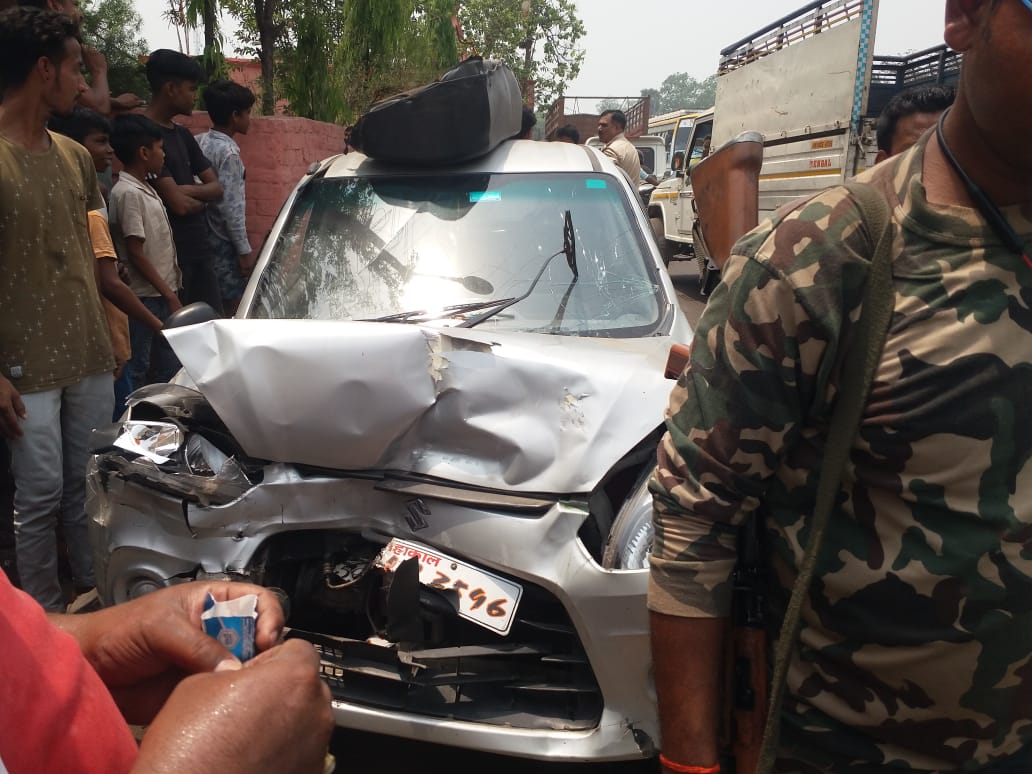 आल्टो एवं  पिकअप वैन में आमने -सामने टक्कर ,तीन घायल 