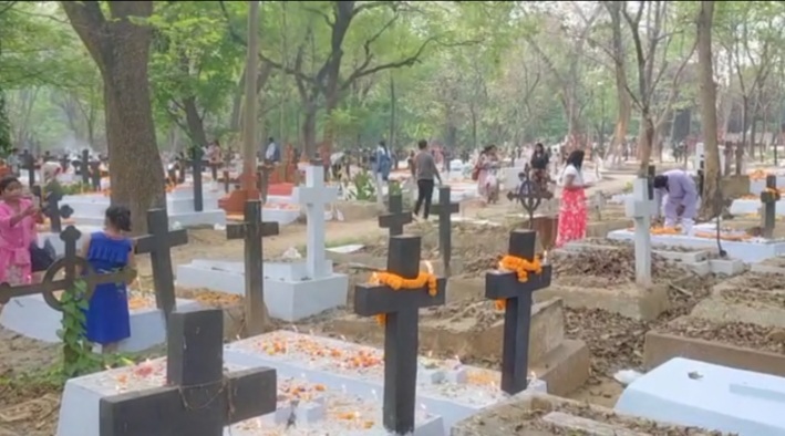 ईस्टर के मौके पर ईसाई धर्मालंबियों ने कब्रिस्तान में कैंडल जला कर पूर्वजों को किया याद