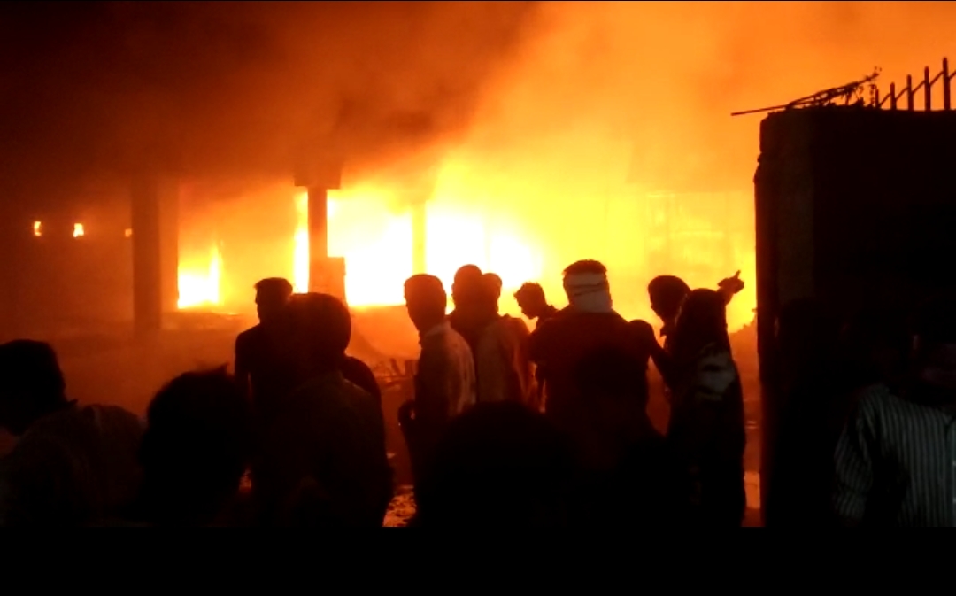 पटनासिटी के प्लास्टिक फैक्ट्री में लगी भीषण आग, मौके पर पहुंची दमकल की गाड़ी