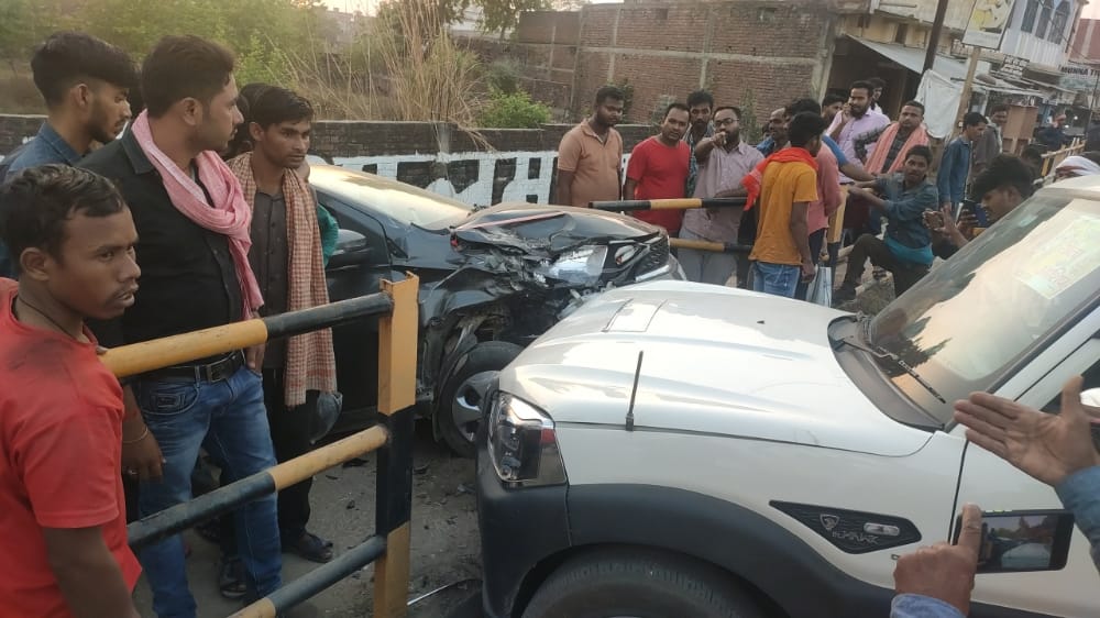 स्कार्पियो ने सड़क किनारे खड़ी कार में मारी टक्कर, बाल-बाल बचे वाहन सवार