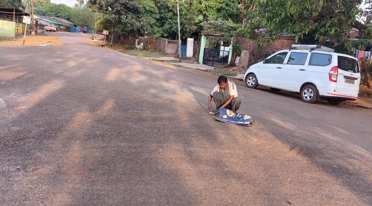 पिछले 5 साल से बन रही, अब तक नहीं हुई तैयार, चाईबासा की यह सड़क दुर्घटना का करती इंतजार