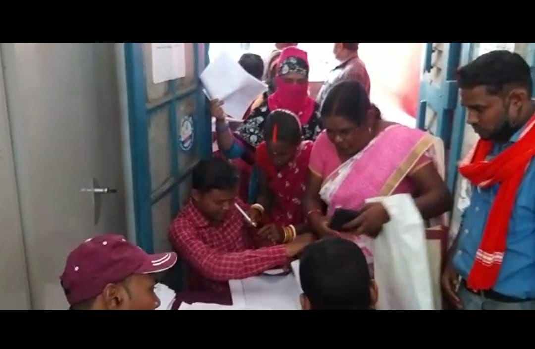 मौसम की गर्मी से अधिक चुनाव की तपिश, नामांकन के लिए लगने लगी लाइन 