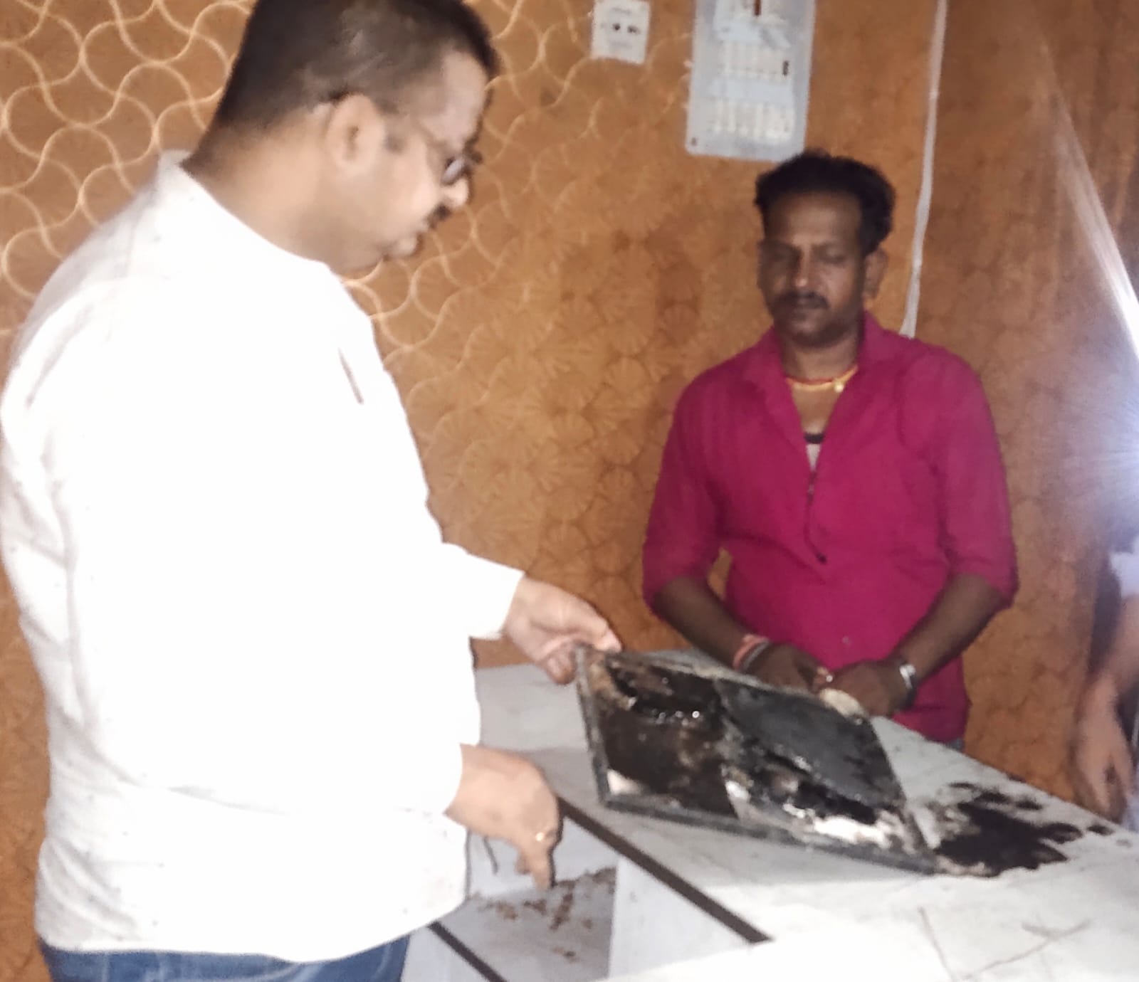 उद्घाटन से पहले ही सैलून में लग गई आग, दुकान के साथ उम्मीदें भी खाक