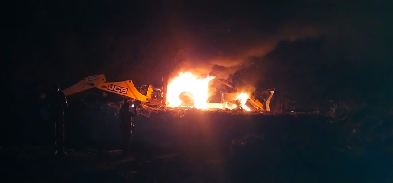 कोयला चोरों ने पुलिस को दी खुली चुनौती, गोलियां चलाई , बम फोड़े और फूंक दी जेसीबी मशीन