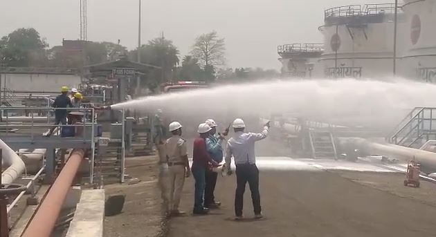 देवघर : IOCL टर्मिनल में लगी आग ! 2 घंटे की मशक्कत में fire brigade ने किया यह