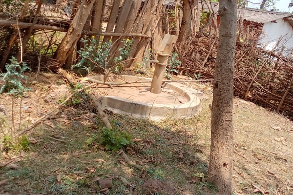 पीएचईडी मंत्री मिथलेश कुमार ठाकुर के गृह जिले के आदिवासी जल के बूंद बूंद को तरसे   