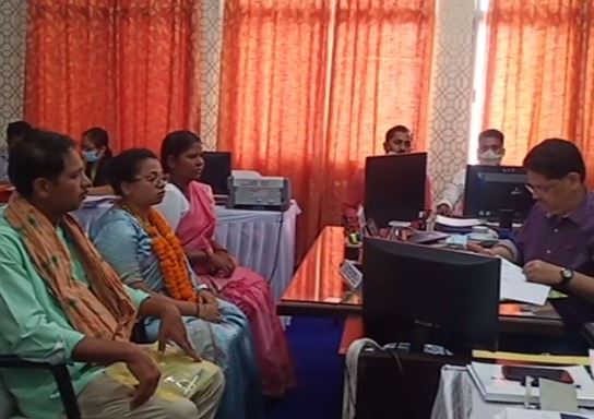 पूर्व मंत्री की बेटी आईरीन एक्का ने दिखाया दम, नगाड़ों के साथ नॉमिनेशन करने पहुंची