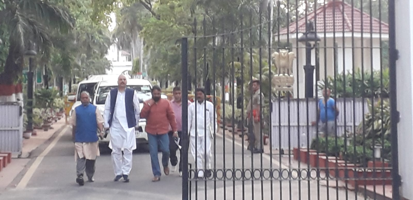 भाजपा विधायक की सदस्यता समाप्त करने की मांग को लेकर कांग्रेसियों ने राज्यपाल को सौंपा ज्ञापन