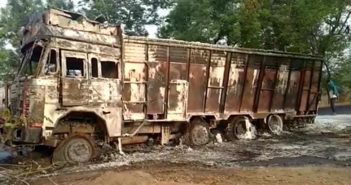 लातेहार : चलती ट्रक में लग गई आग, सामान सहित ट्रक हुआ खाक