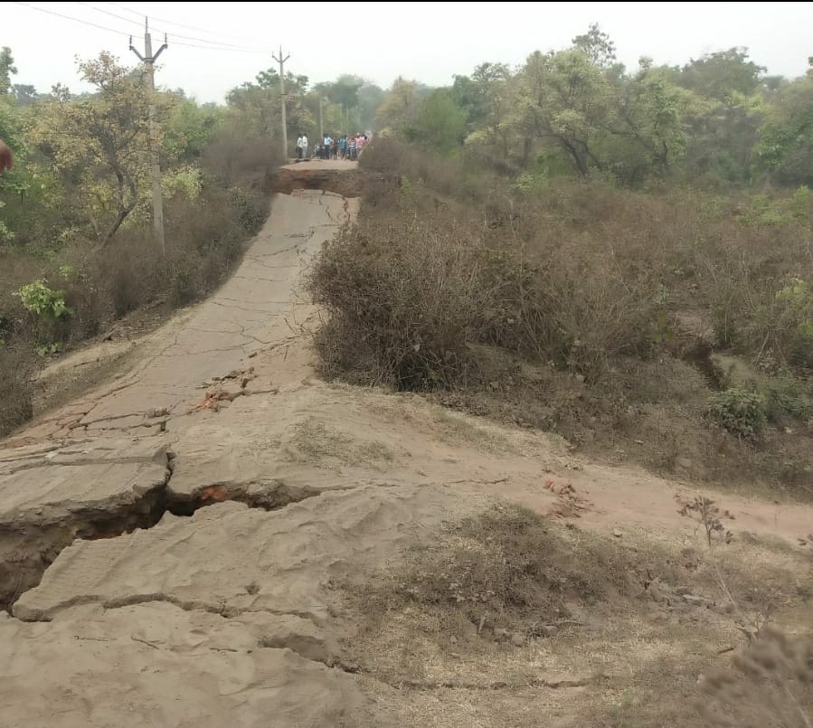 धनबाद में फिर धंसी सड़क, वजह कहीं यह तो नहीं !