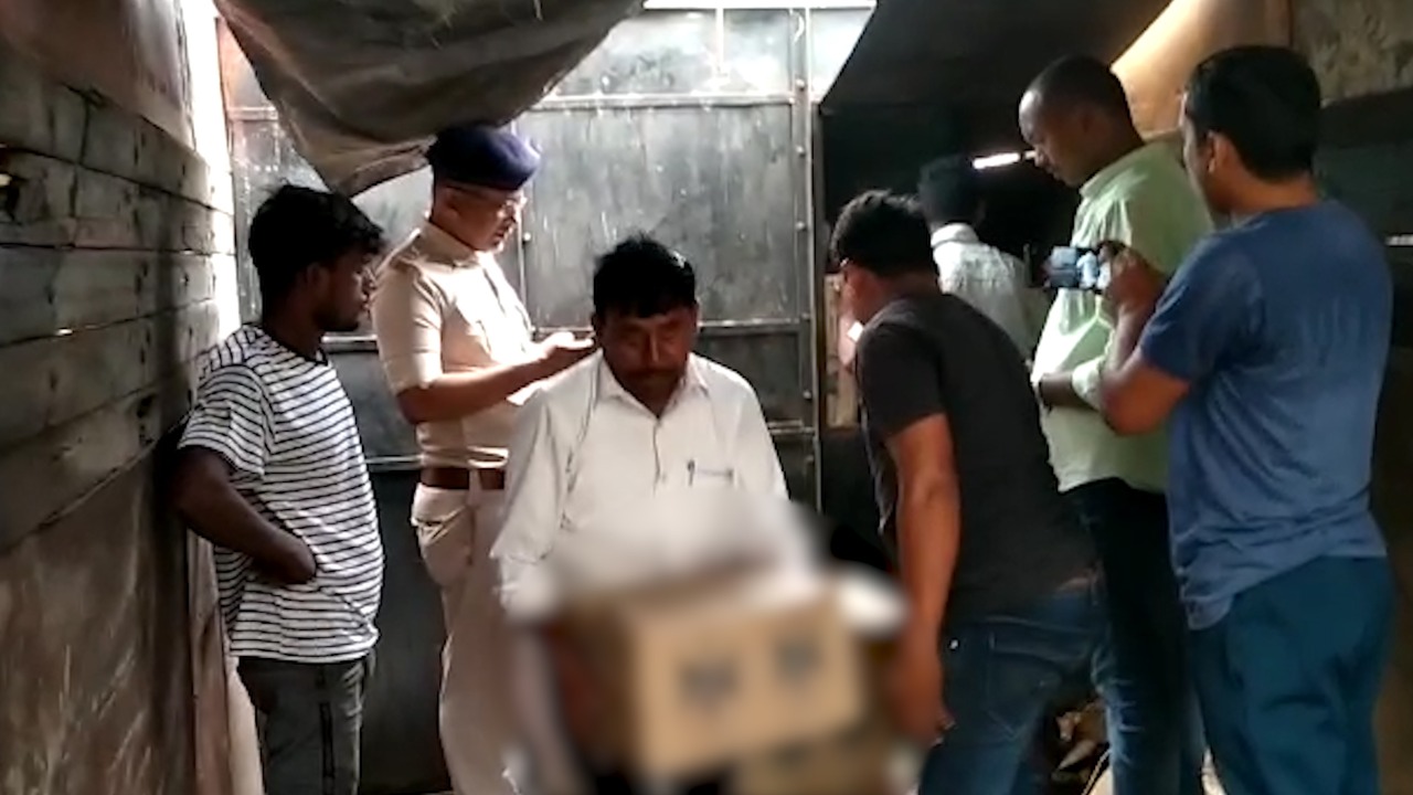 झारखंड से बिहार नकली शराब का कारोबार जारी, धनबाद में एक ट्रक नकली शराब जब्त