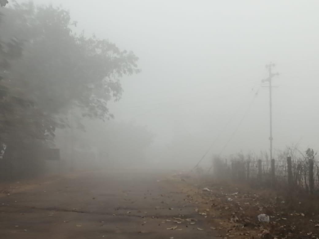 किरीबुरू : कोहरे की चादर से ढका शहर, मौसम हुआ सुहावना