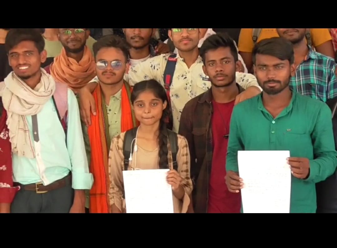 नाराज छात्र पहुंचे विश्वविद्यालय, कहा - हमारी बातें  सुनें कुलपति  !