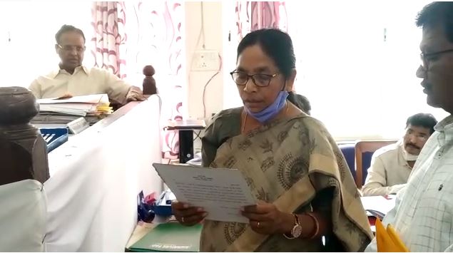 झामुमो विधायक की पत्नी ने जिप सदस्य के लिए  नामांकन पर्चा भरा