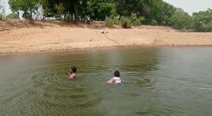 नदी में डूब रहा था ड्राइवर,दरोगा ने जान पर खेल कर की बचाने की कोशिश, लेकिन नहीं बचा शख्स