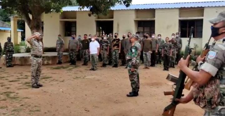 नक्सल प्रभावित क्षेत्रों का एसपी ने किया दौरा, पुलिस अधिकारियों को दिए निर्देश