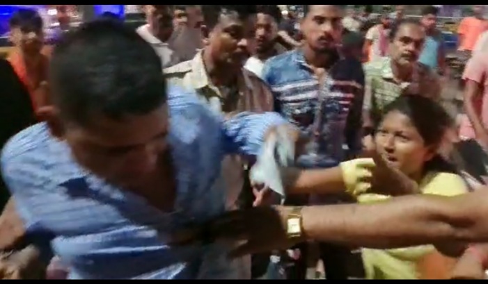 महिला को छेड़ना पड़ा भारी, कमेंट करने पर बीच सड़क पर जमकर हुई कुटाई