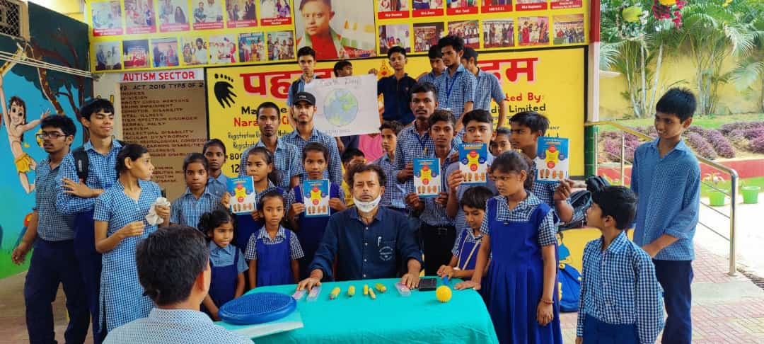 वर्ल्ड अर्थ डे : कैंप लगा कर प्राकृतिक तरीके से दूर कर रहे लाइफस्टाइल से जुड़ी बीमारियां