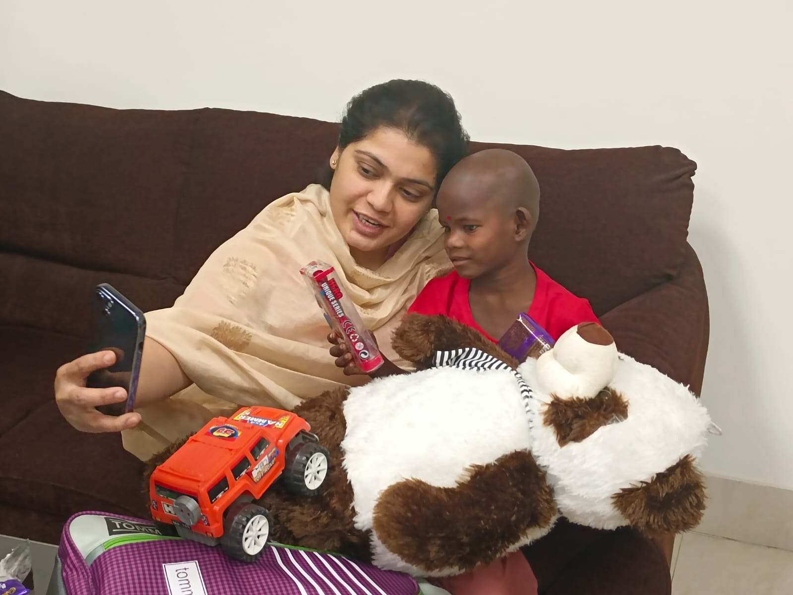 अनाथ सबर आदिम जनजाति की बच्ची को डीसी ने दिया मां का प्यार,  तो मदद के लिए बढ़े हजारों हाथ,  पढ़िए खास खबर