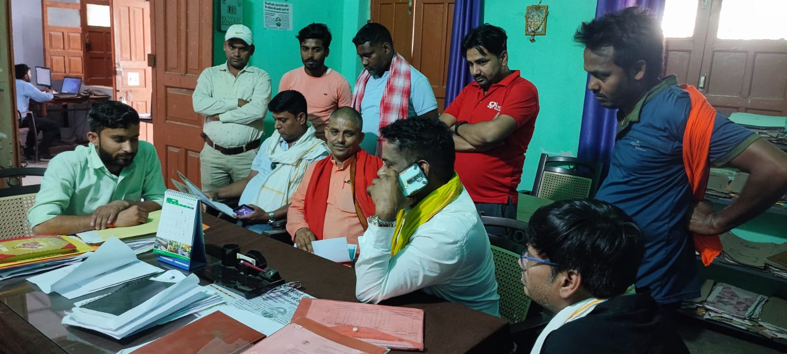 भीषण गर्मी में बिजली की लचर व्यवस्था से उपभोक्ता  परेशान, एसडीओ को सैंपा ज्ञापन