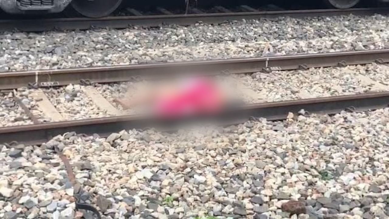 प्लेटफार्म में बैठी  महिला अचानक ट्रेन के सामने कूदी, हुई मौत
