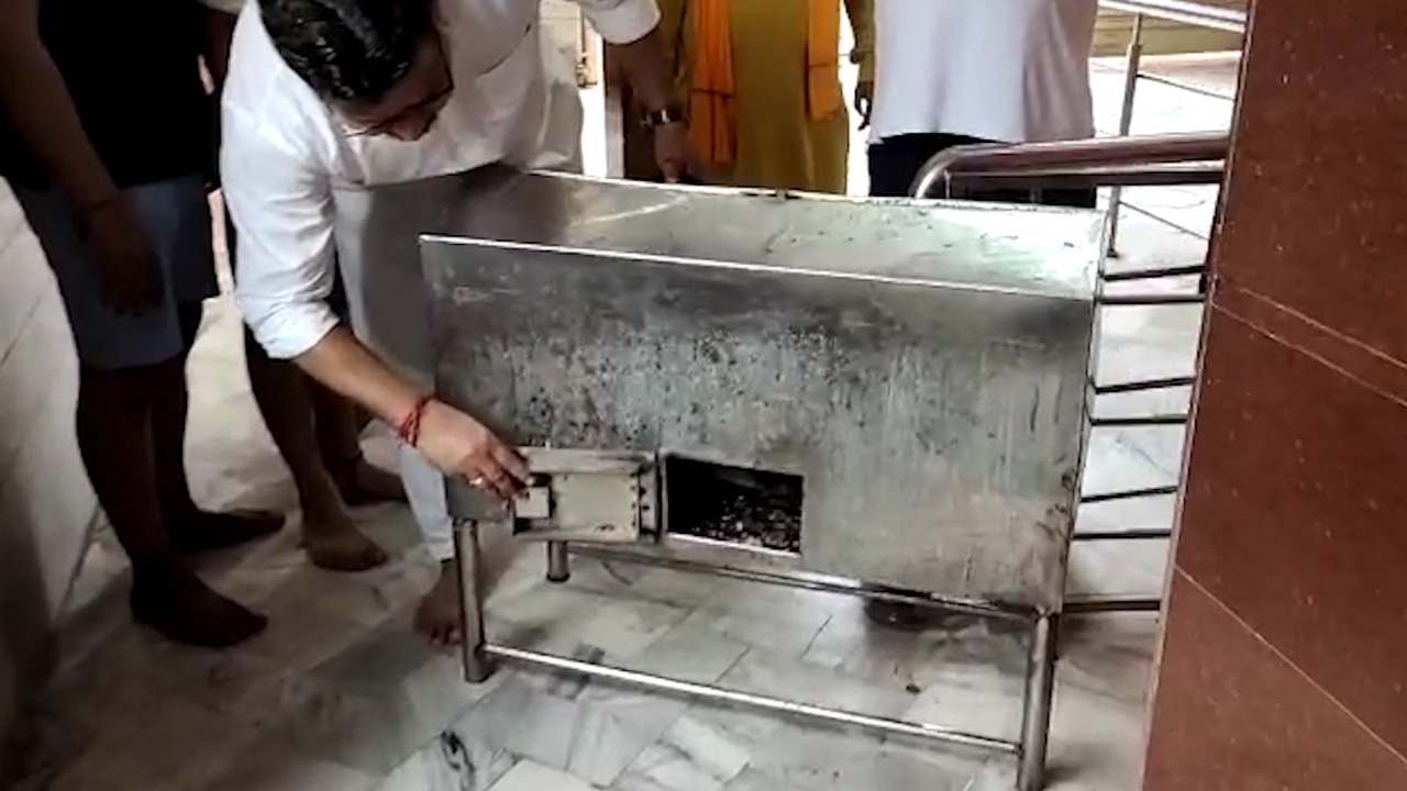 हनुमान मंदिर में चोरों ने किया हाथ साफ, सीसीटीवी कैमरे में घटना कैद