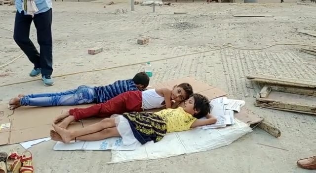 शादी समारोह में भोजन खाने के बाद बीमार पड़े बच्चे, अस्पताल में भर्ती, जमीन पर सभी का हो रहा इलाज