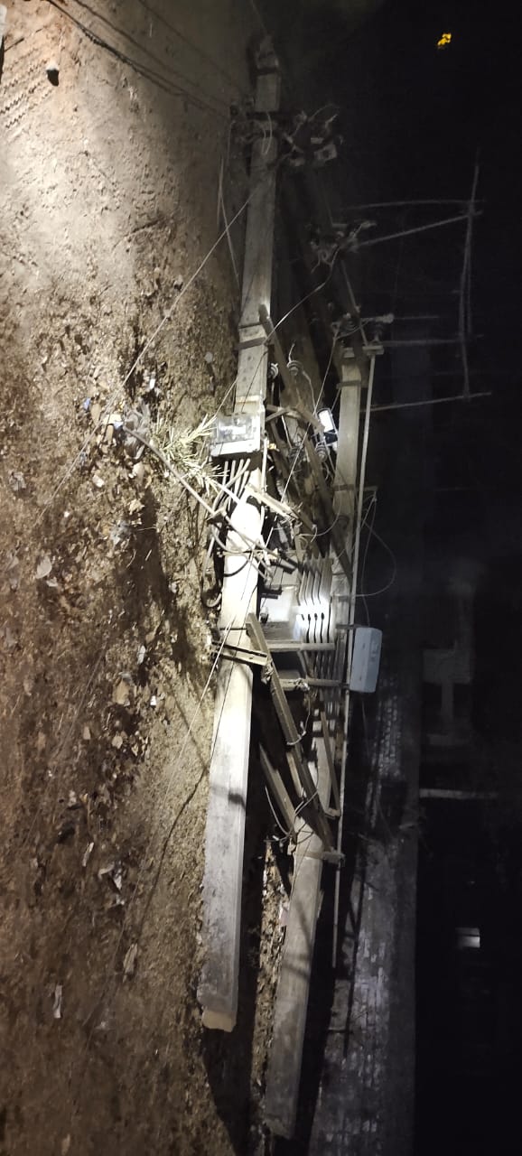 हाइवा ने बिजली पोल को मारी टक्कर , नौ पोल के बिजली तार क्षतिग्रस्त, चालक फरार 