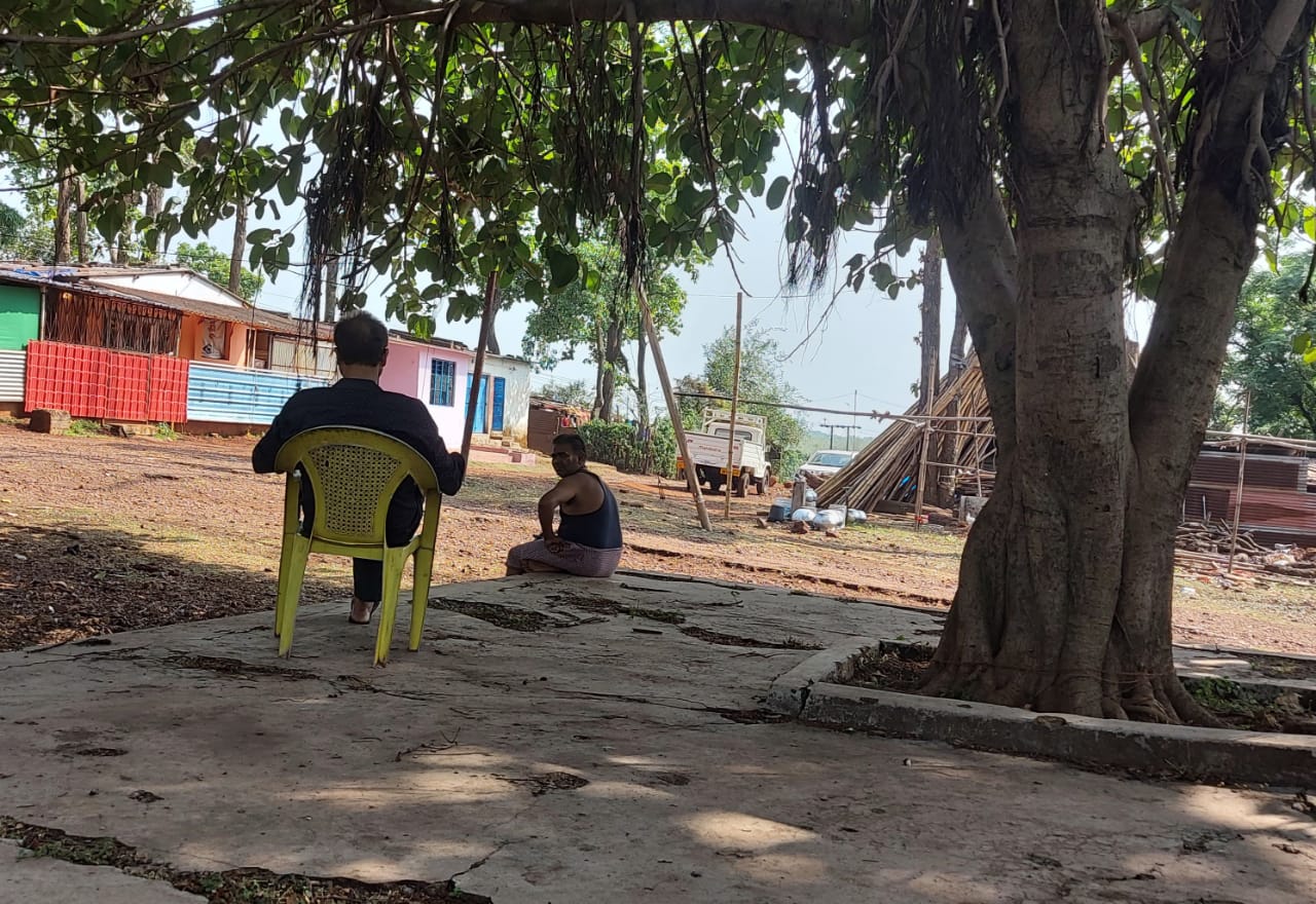 बिजली कटौती से गर्मी से परेशान ग्रामीण पेड़ों के नीचे बैठकर बिता रहे दिन-रात