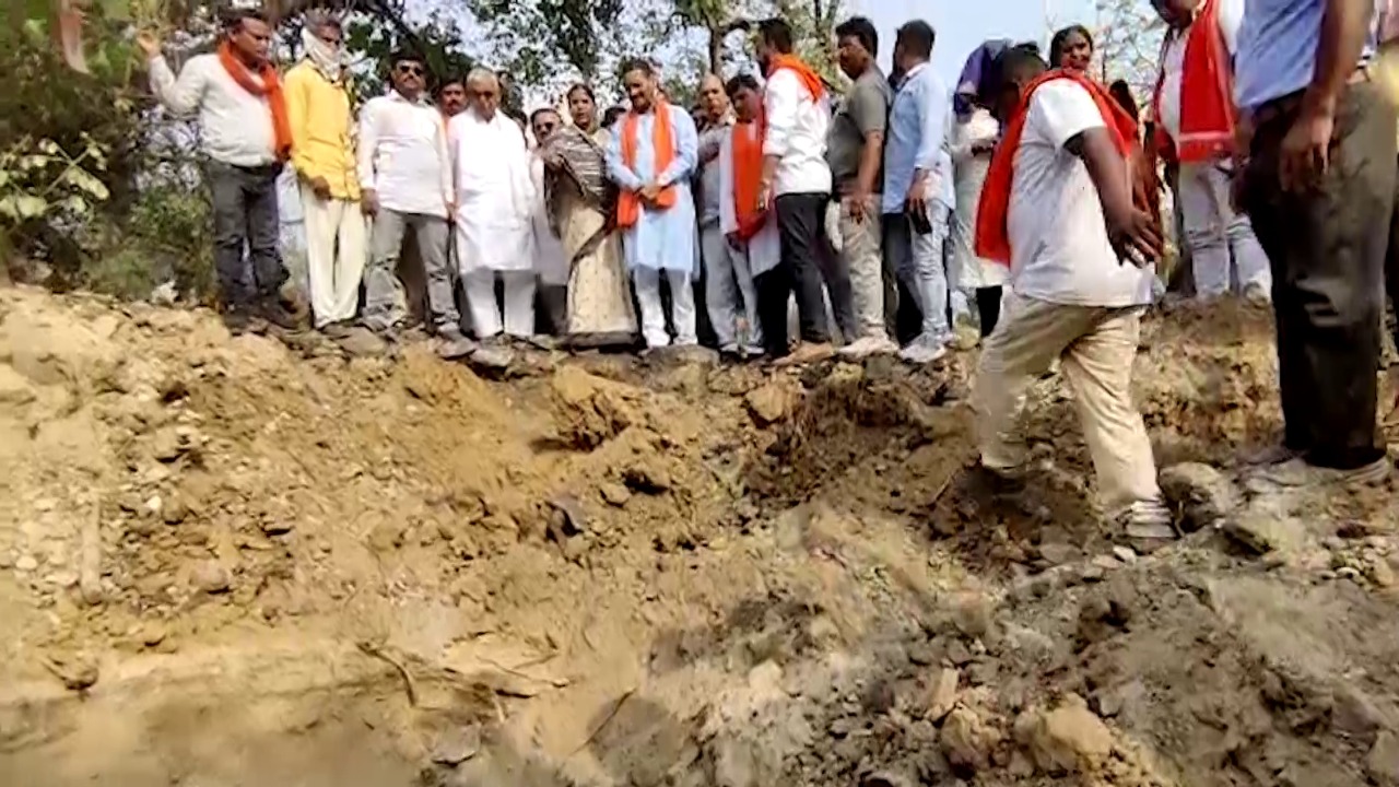 भू-धंसान के बाद डर से बच्चों को स्कूल नहीं भेज रहे अभिभावक, झालसा के अधिकारियों ने किया स्थल निरीक्षण