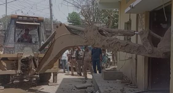 बिहार में भी य़ूपी मॉडल शूरू, फरार गांजा तस्कर के घर पर चला पुलिस का बुलडोजर