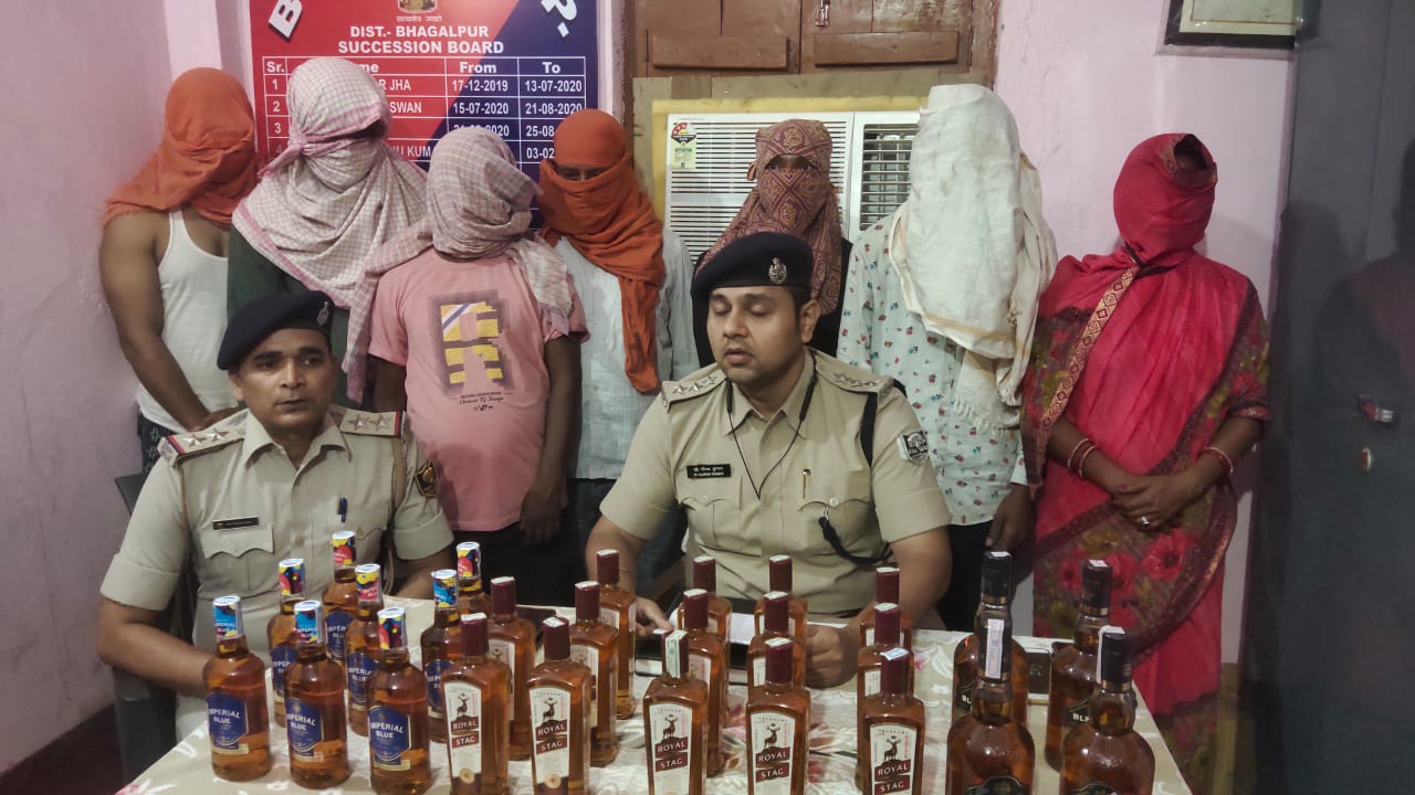 अवैध विदेशी शराब के साथ दो महिला समेत 8 तस्कर गिरफ्तार , गोड्डा से मंगाया गया था शराब