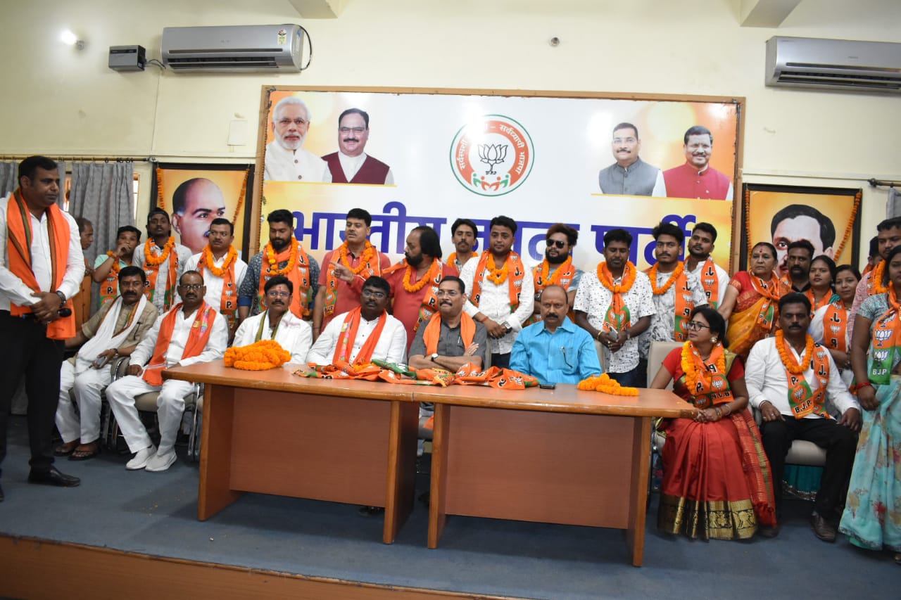 झामुमो जिला उपाध्यक्ष और पूर्व पार्षद आशा देवी अपने सैकड़ो समर्थकों के साथ भाजपा में शामिल