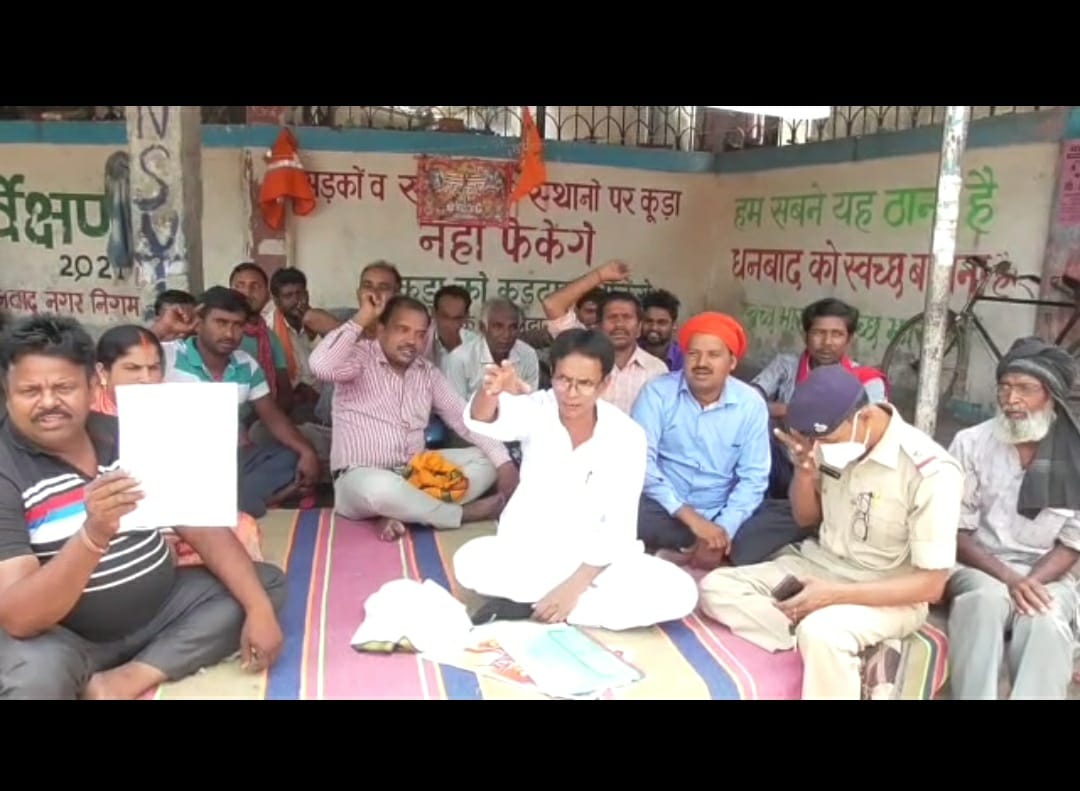 सड़क निर्माण से प्रभावित हुए दुकानदार आमरण अनशन  पर बैठे ,  7 हजार करोड़ की राशि के बंदरबांट का आरोप