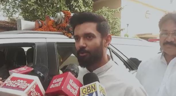 भविष्यवक्ता बने चिराग, कहा -नीतीश का इफ्तार पार्टी में पैदल जाना  है इस बात का संकेत
