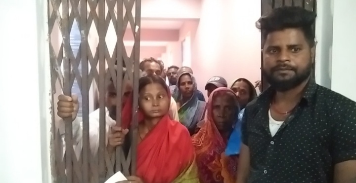 आयुष्मान भारत योजना बंद होने से गरीब परेशान, मसीहा बन सामने आए विधायक