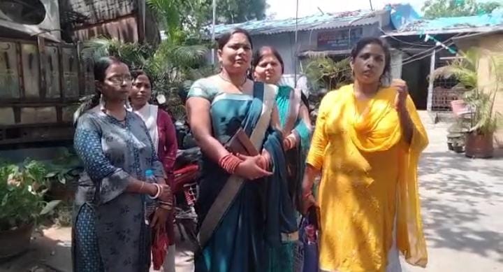 इलाज के नाम पर महिला ने की हजारों रुपए की ठगी, पीड़ित महिलाएं पहुंची थाना