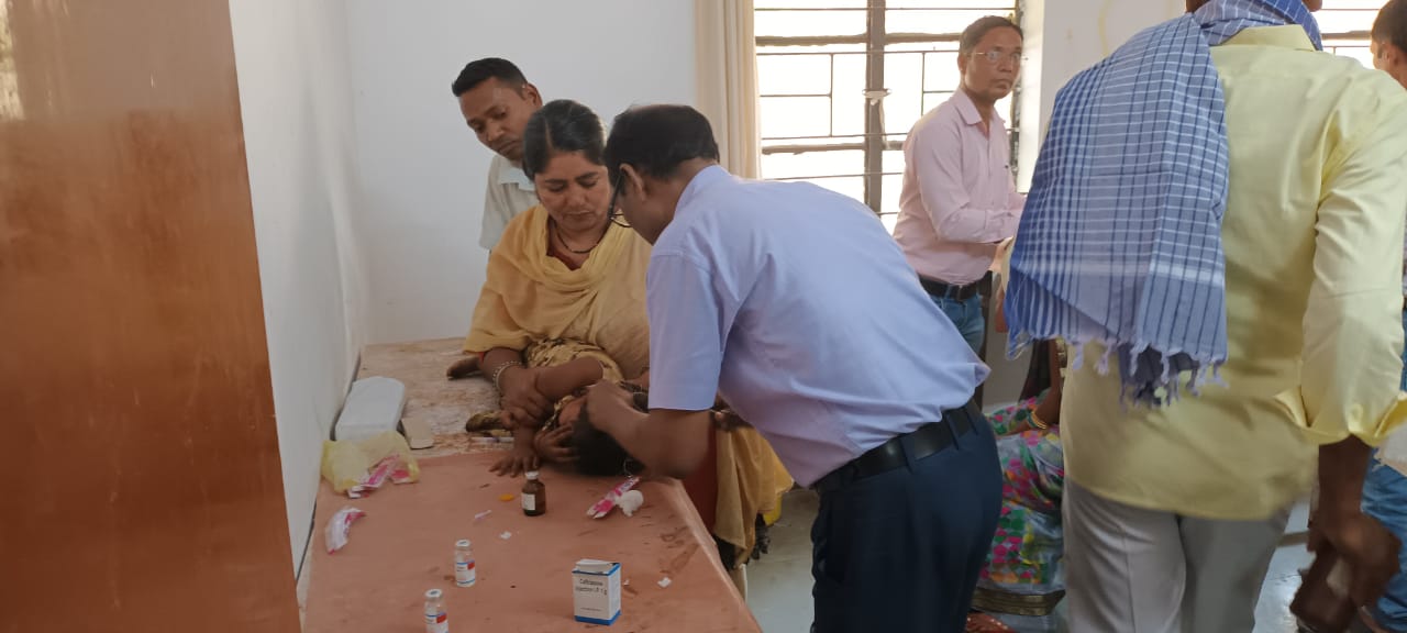 बाइक को बचाने के चक्कर में ऑटो पलटा, एक ही परिवार के 12 लोग घायल