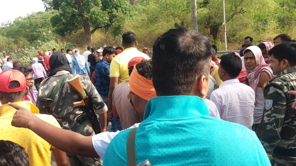 धनबाद :  पुलिया  से 20 फीट नीचे गिरी कार , नाना, मां और नतिनी की मौत