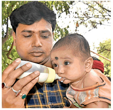 चुनाव तेरे रंग हज़ार : पत्नी कर रही नॉमिनेशन और पति छांव में बच्चे को पिला रहे दूध