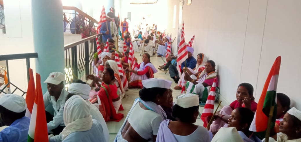 पंचायत चुनाव रद्द करने की मांग को लेकर टाना भगतों ने डीसी कार्यालय में जड़ा ताला,  मनाने में जुटे अधिकारी