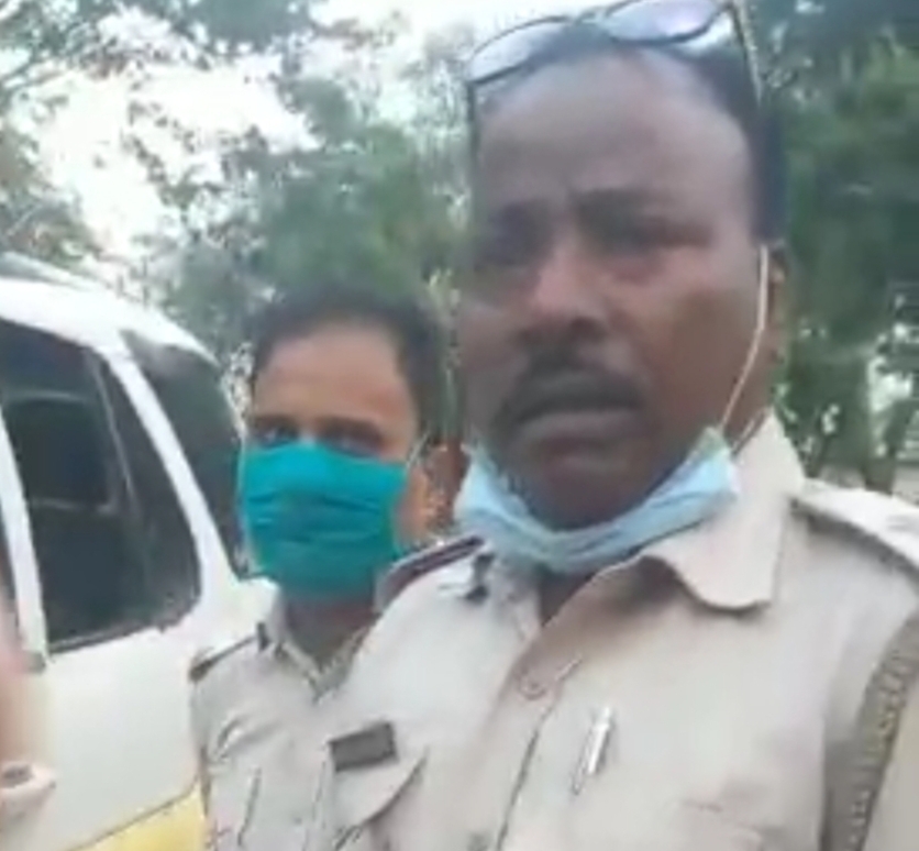 हेल्मेट चेकिंग के नाम पर  पुलिसकर्मियों ने युवक के साथ की हाथापाई, लोगों के भड़कने पर मौके से फरार हुए पुलिसवाले