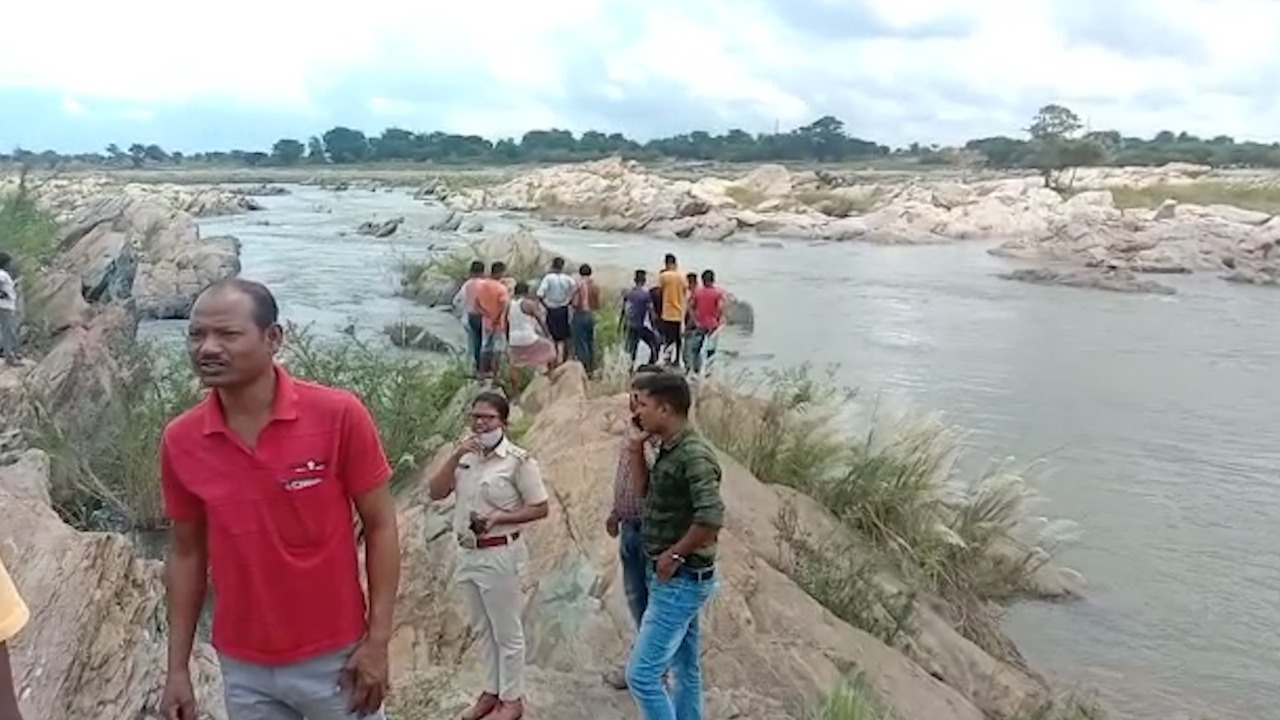 नदी से अज्ञात विवाहित महिला का शव बरामद,जांच में जुटी पुलिस