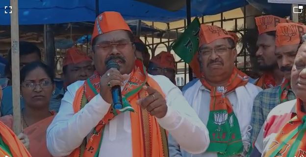 गुमला में सड़क पर उतरे भाजपा के सांसद-विधायक, सरकार के खिलाफ बोला हमला